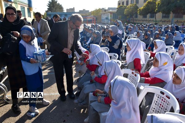آیین توزیع شیر رایگان در مدارس خراسان رضوی
