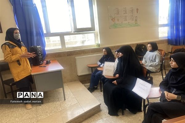 اولین جلسه هیات رئیسه شورای دانش‌آموزی در دبیرستان فاطمه آهنچی منطقه تبادکان