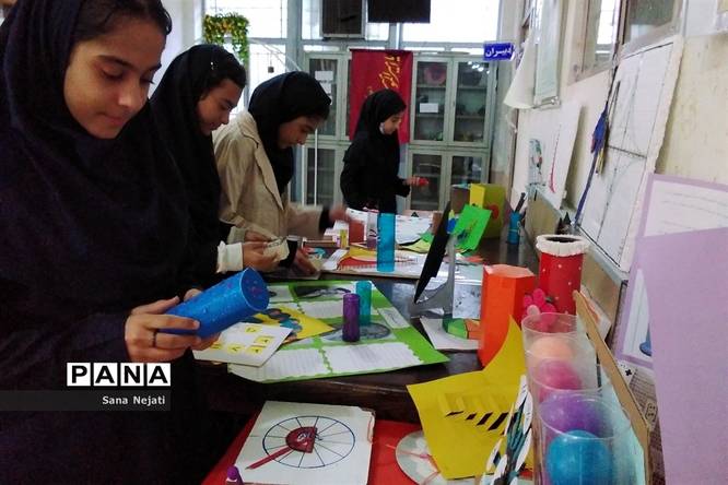 نمایشگاه دست سازهای ریاضی در دبیرستان شاهد فیض