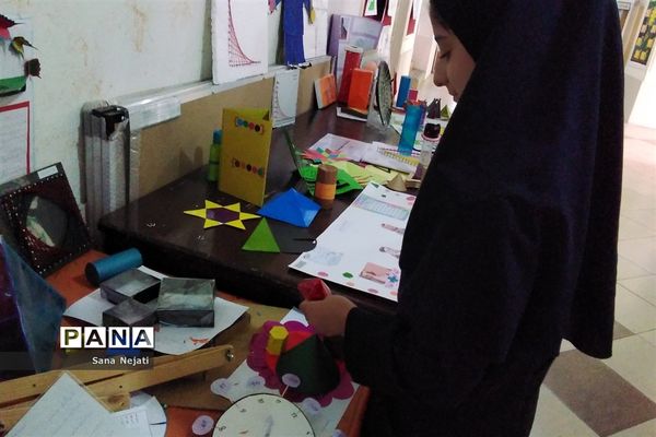 نمایشگاه دست سازهای ریاضی در دبیرستان شاهد فیض