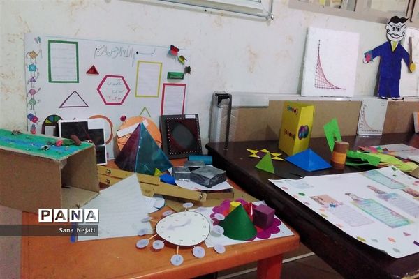نمایشگاه دست سازهای ریاضی در دبیرستان شاهد فیض