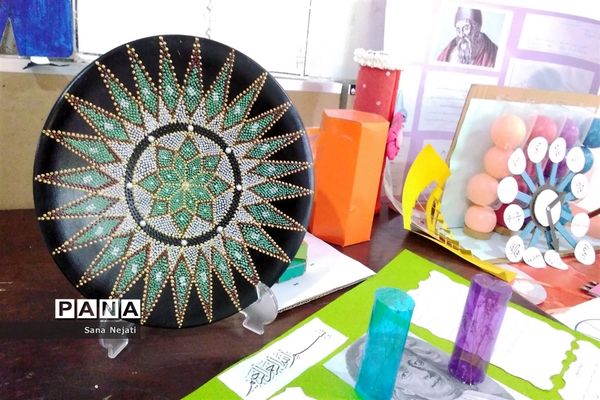 نمایشگاه دست سازهای ریاضی در دبیرستان شاهد فیض