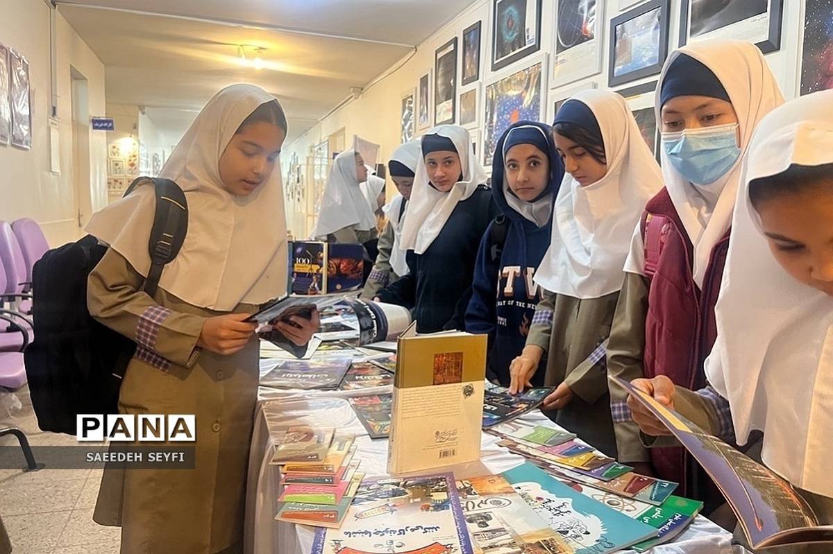 بازدید دانش‌آموزان مدارس کهریزک از نمایشگاه کتاب پژوهش‌سرای دانش‌آموزی کاوش