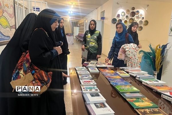 بازدید دانش‌آموزان مدارس کهریزک از نمایشگاه کتاب پژوهش‌سرای دانش‌آموزی کاوش