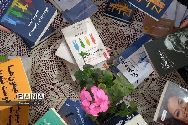 برگزاری نمایشگاه کتاب در هفته کتاب و کتابخوانی در هنرستان مبتکران رودهن
