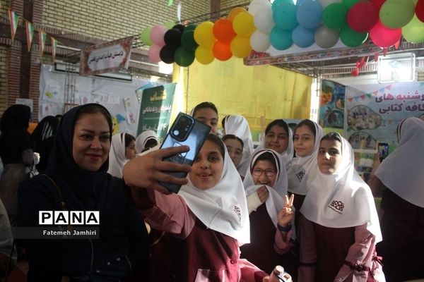 نمایشگاه آثار دانش‌آموزان در حوزه کتاب در بوشهر