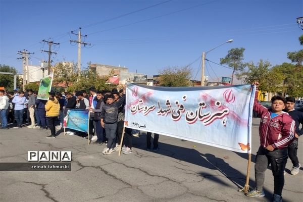 تجمع دانش‌آموزان و فرهنگیان سروستانی در  حمایت از کودکان غزه