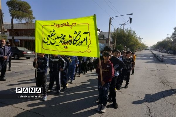 تجمع دانش‌آموزان و فرهنگیان سروستانی در  حمایت از کودکان غزه