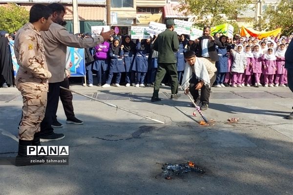 تجمع دانش‌آموزان و فرهنگیان سروستانی در  حمایت از کودکان غزه