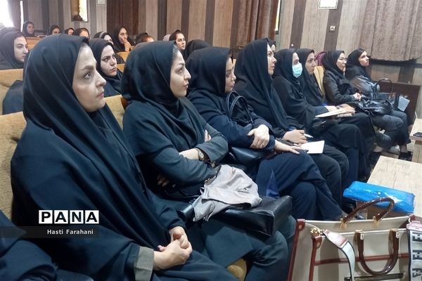 اولین کارگاه توانمند‌سازی مربیان مراکز پیش‌دبستانی در شهرستان‌قرچک