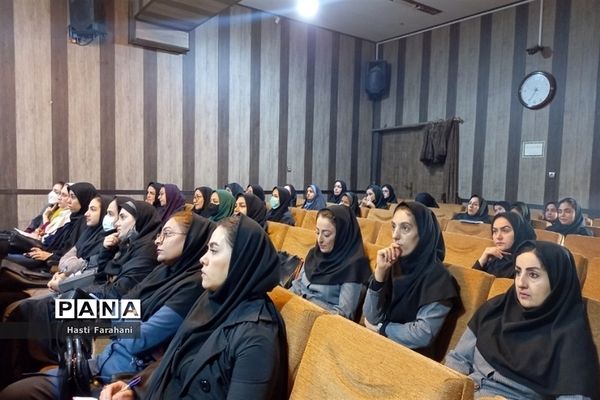 اولین کارگاه توانمند‌سازی مربیان مراکز پیش‌دبستانی در شهرستان‌قرچک