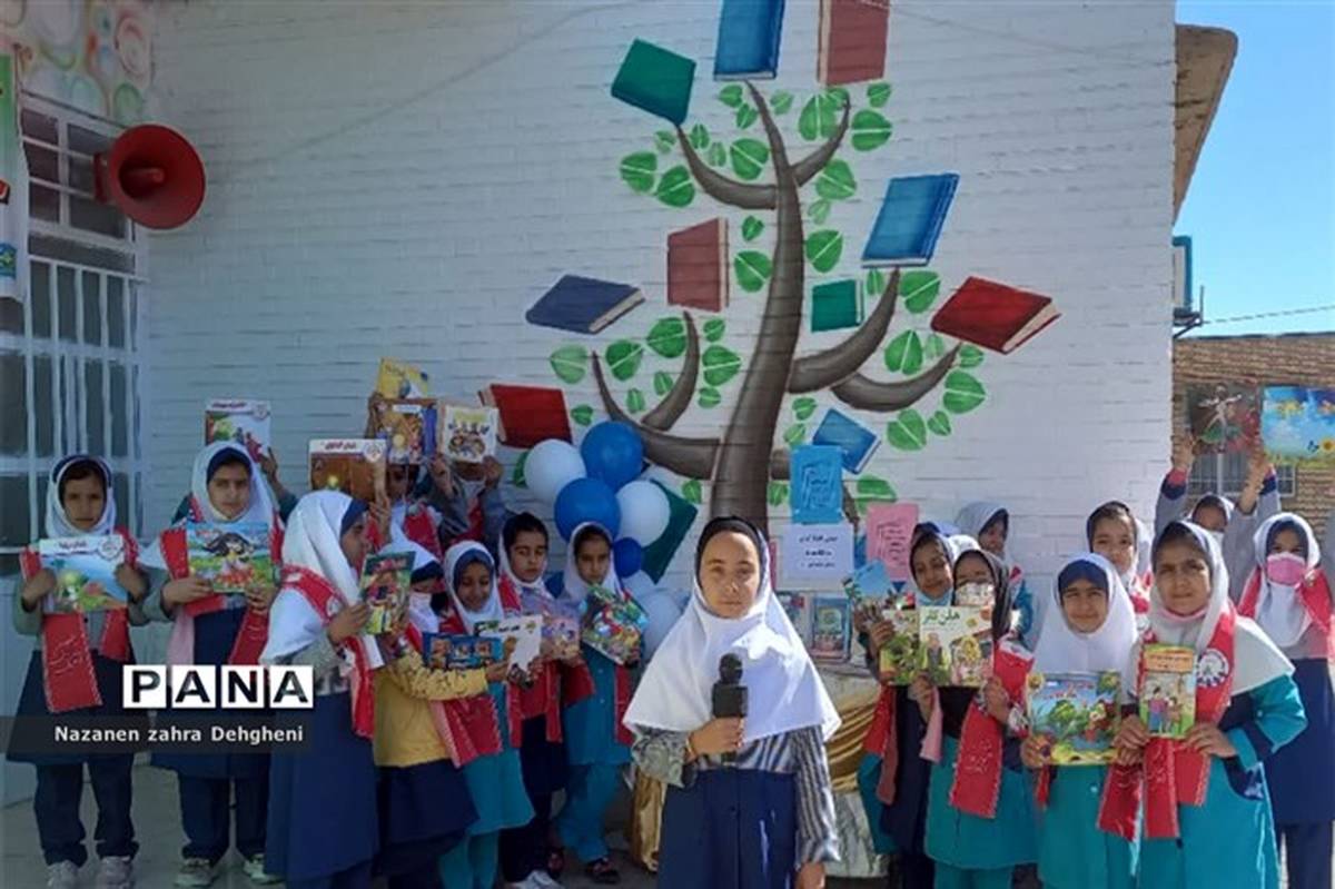 آیین گرامیداشت هفته کتاب و کتابخوانی با با محوریت کتابخانه قوی در مدارس شهر سورمق