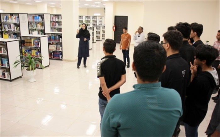 کتابخانه گردی دانش‌آموزان بوشهری به‌مناسبت هفته کتاب برگزار شد