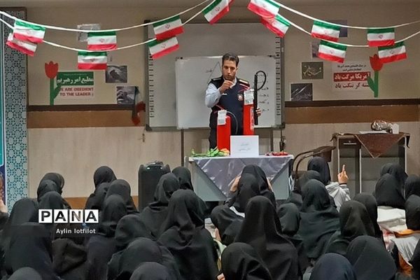 آموزش آتش نشانی و مانور زلزله  در دبیرستان خوارزمی