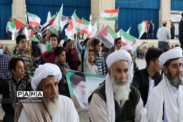 تجمع دانش‌آموزان میبدی در حمایت از کودکان مظلوم غزه همزمان با سراسر جهان