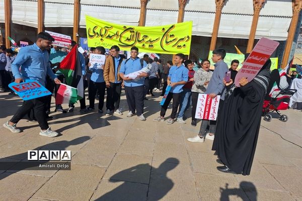 حضور پرشور دانش‌آموزان پسر شیرازی در تجمع حمایت از کودکان مظلوم غزه