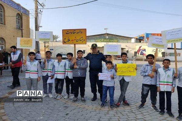 اجتماع دانش‌آموزان دبستان شهید ملاح خورموج در حمایت ازکودکان مظلوم غزه