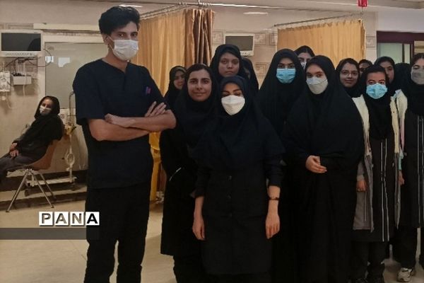 حضور دانش‌آموزان مدرسه نمونه دولتی حضرت رقیه(س)‌دماوند در بیمارستان‌های این منطقه در روز پرستار