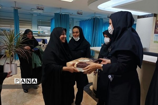 حضور دانش‌آموزان مدرسه نمونه دولتی حضرت رقیه(س)‌دماوند در بیمارستان‌های این منطقه در روز پرستار