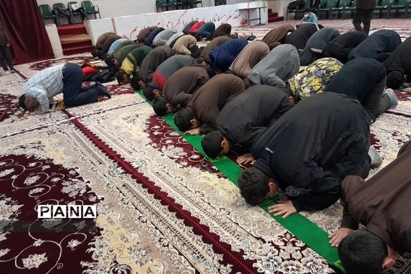 نماز جماعت در دبیرستان علامه طباطبایی ناحیه 2ری