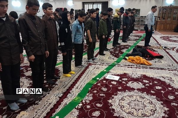 نماز جماعت در دبیرستان علامه طباطبایی ناحیه 2ری