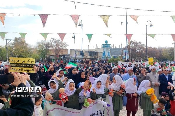 تجمع بزرگ دانش‌آموزان، در محل میدان امام خمینی(ره) شهر آشخانه