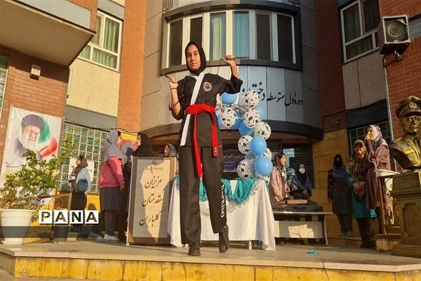 جشن افتتاحیه سفیران سلامت در دبیرستان شهید تیمسار فلاحی ناحیه یک کرج