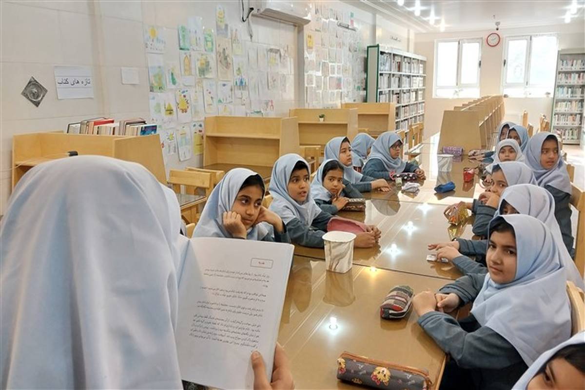 بازدید دانش‌آموزان دبستان شهید محسنی فر از کتابخانه امام رضا (ع) شهرستان میبد/ فیلم