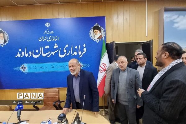 دیدار دانش‌آموزان نخبه شهرستان‌ دماوند با وزیر کشور
