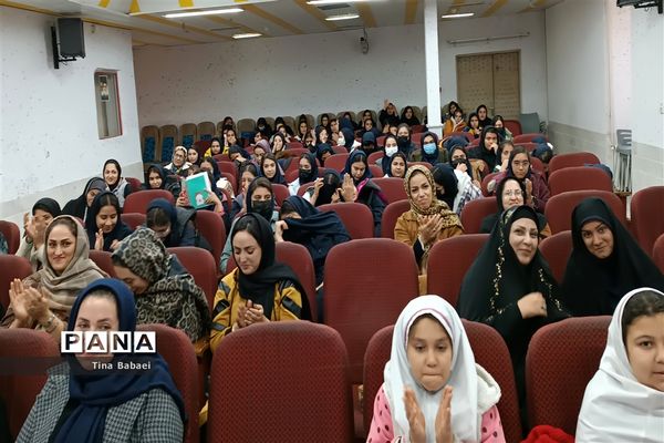 مراسم تقدیر ازمربیان تابستان و دانش‌آموزان فعال در کانون هاجر ساوه