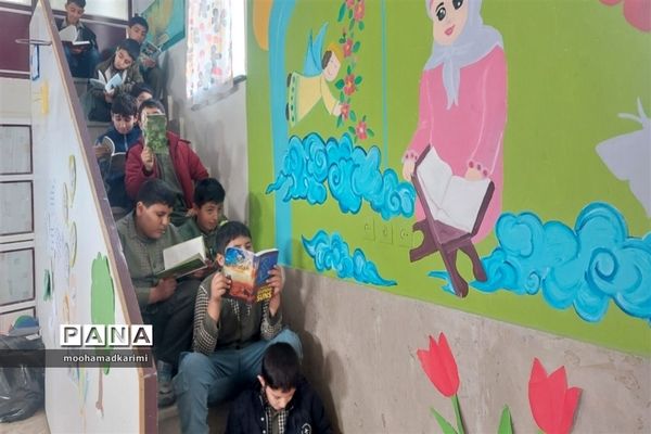 حضور دانش‌آموزان آموزشگاه ابوعلی سینا در کتابخانه شهرستان فیروزکوه