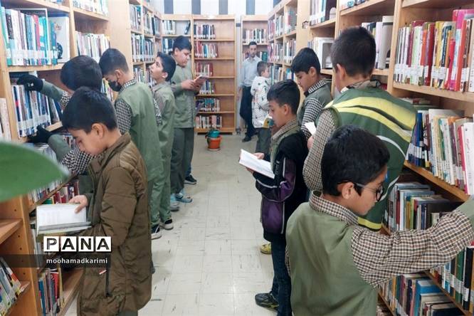 حضور دانشآموزان آموزشگاه ابوعلی سینا در کتابخانه شهرستان فیروزکوه