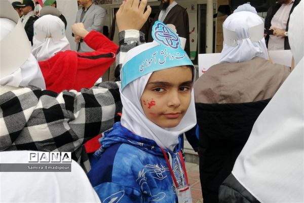 پویش خودجوش دانش‌آموزان دبستان صدیقه ملارد در حمایت از کودکان غزه با فریاد عروسک‌ها