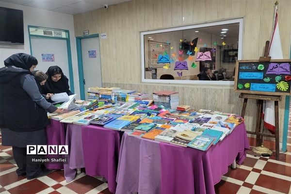 نمایشگاه هفته کتابخوانی در دبیرستان ستارگان ناحیه یک شیراز