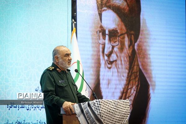 نشست سراسری ۳۰ هزار نفری جبهه علمی و فرهنگی بسیج اساتید کشور