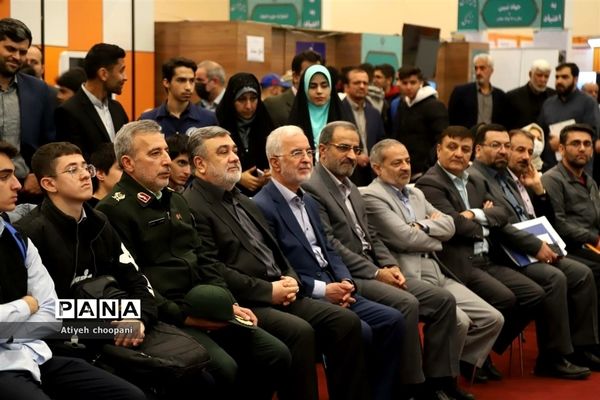 بازدید مشاور عالی رئیس ستادکل نیروهای مسلح از نمایشگاه یاریگران زندگی