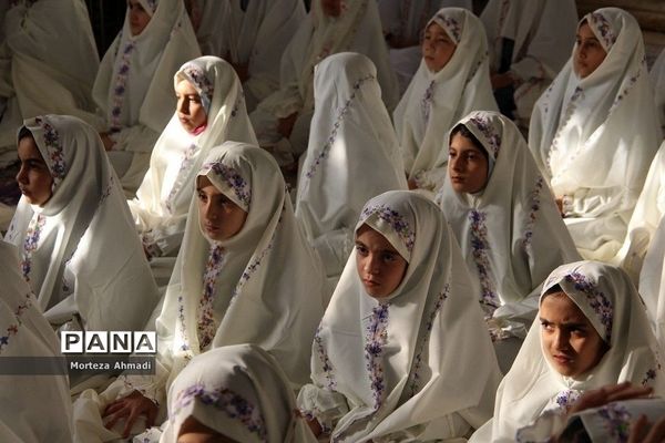 برگزاری جشن تکلیف دانش‌آموزان دبستان ام البنین یک در امامزاده عبدالله(ع) شهرری