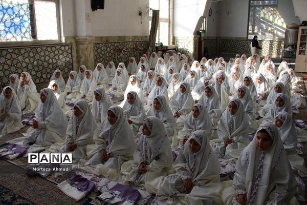 برگزاری جشن تکلیف دانش‌آموزان دبستان ام البنین یک در امامزاده عبدالله(ع) شهرری