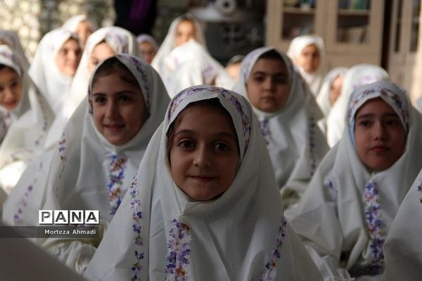 برگزاری جشن تکلیف دانش‌آموزان دبستان ام البنین یک در امامزاده عبدالله(ع) شهرری