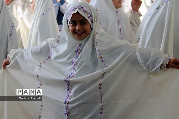 برگزاری جشن تکلیف دانش‌آموزان دبستان ام البنین یک در امامزاده عبدالله(ع) شهرری