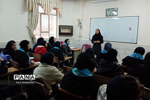 حضور دانش‌آموزان دبیرستان دخترانه علوی ناحیه 3 در دوره آموزشی کمک‌های اولیه