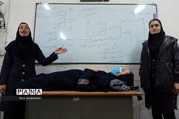 حضور دانش‌آموزان دبیرستان دخترانه علوی ناحیه 3 در دوره آموزشی کمک‌های اولیه