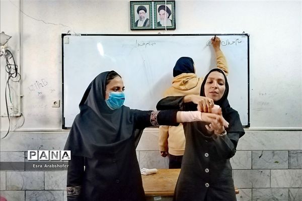 حضور دانش‌آموزان دبیرستان دخترانه علوی ناحیه 3 در دوره آموزشی کمک‌های اولیه