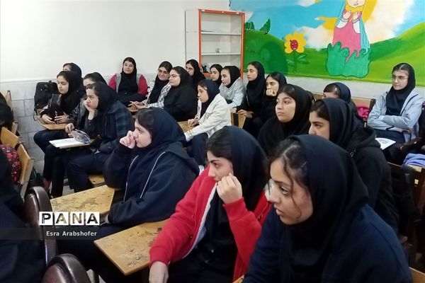 حضور دانش‌آموزان دبیرستان دخترانه علوی ناحیه 3 در دوره آموزشی کمک‌های اولیه