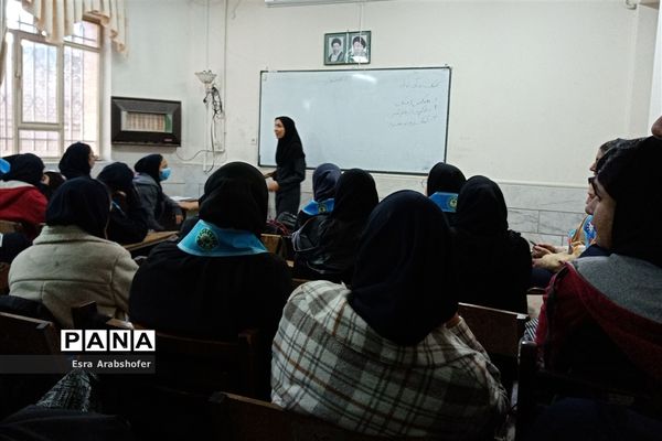 حضور دانش‌آموزان دبیرستان دخترانه علوی ناحیه 3 در دوره آموزشی کمک‌های اولیه