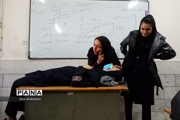 حضور دانش‌آموزان دبیرستان دخترانه علوی ناحیه 3 در دوره آموزشی کمک‌های اولیه