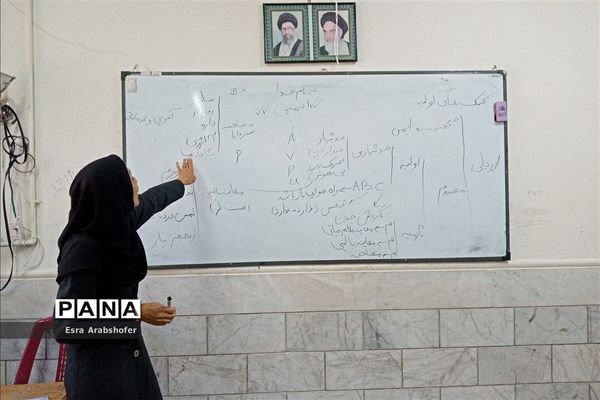 حضور دانش‌آموزان دبیرستان دخترانه علوی ناحیه 3 در دوره آموزشی کمک‌های اولیه