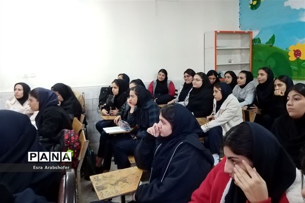 حضور دانش‌آموزان دبیرستان دخترانه علوی ناحیه 3 در دوره آموزشی کمک‌های اولیه