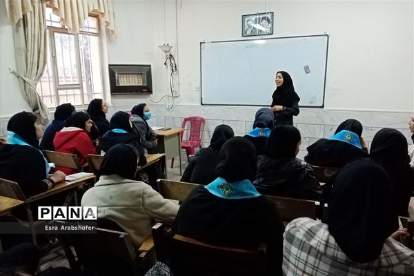 حضور دانش‌آموزان دبیرستان دخترانه علوی ناحیه 3 در دوره آموزشی کمک‌های اولیه
