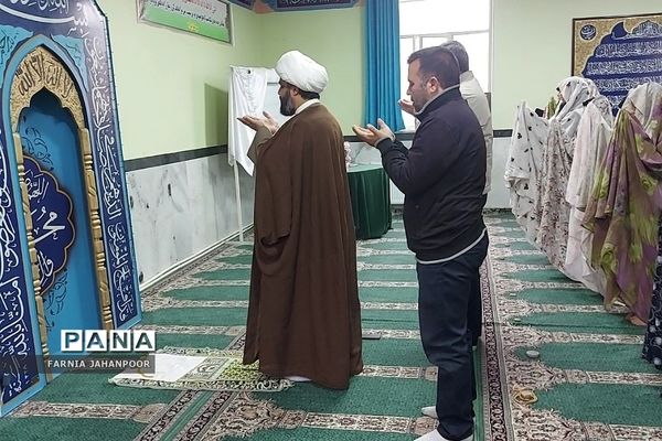 برگزاری نماز جماعت با حضور امام جمعه باقرشهر و کهریزک در دبیرستان ریحانه‌النبی